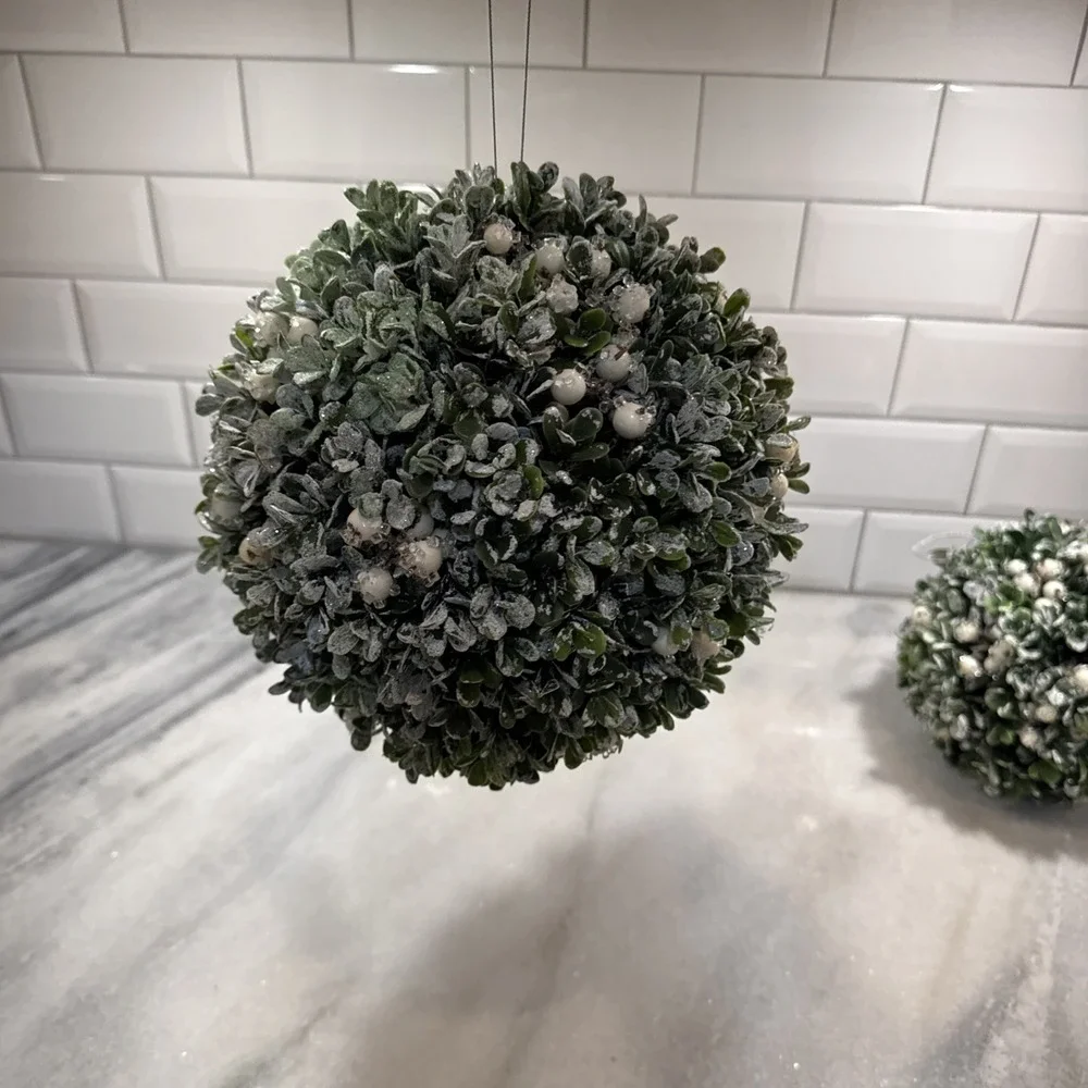 9in& 6in Snow Flocked Boxwood And White Berry Holiday Topiary Kissing Balls GWB4